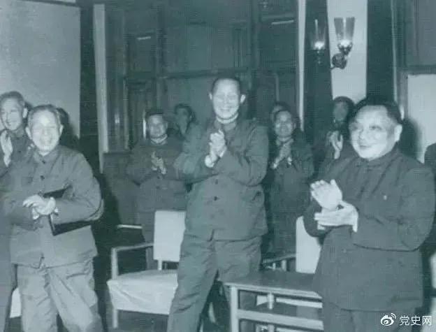 1978年3月，邓小平和参加五届人大一次会议的解放军代表在一起.jpg