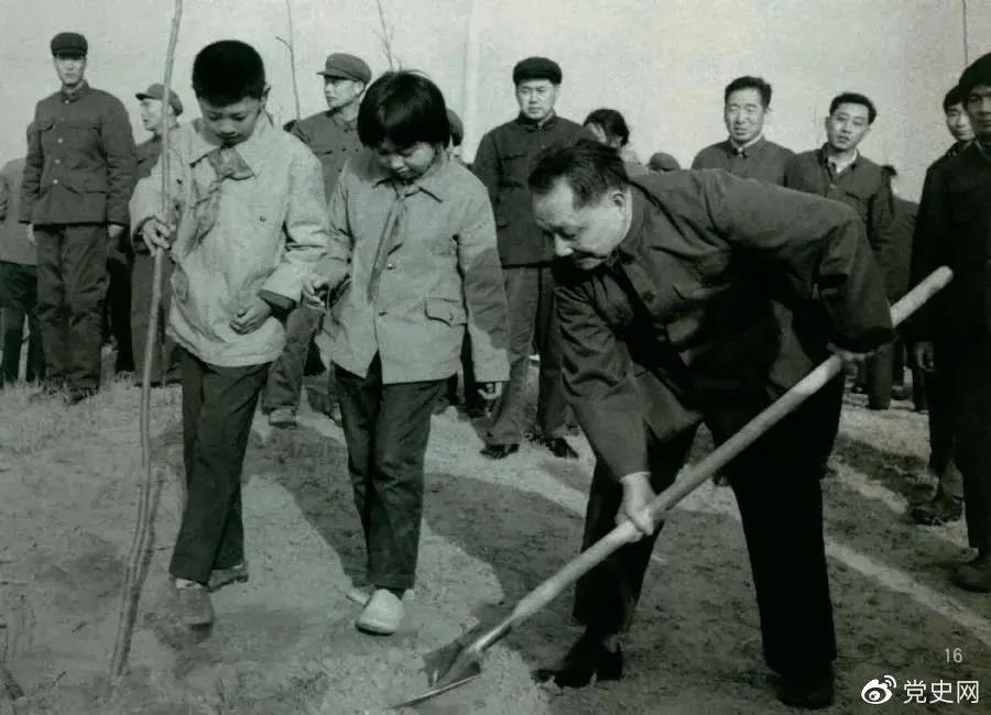 1979年3月12日，邓小平到北京大兴县庞各庄参加植树活动.jpg